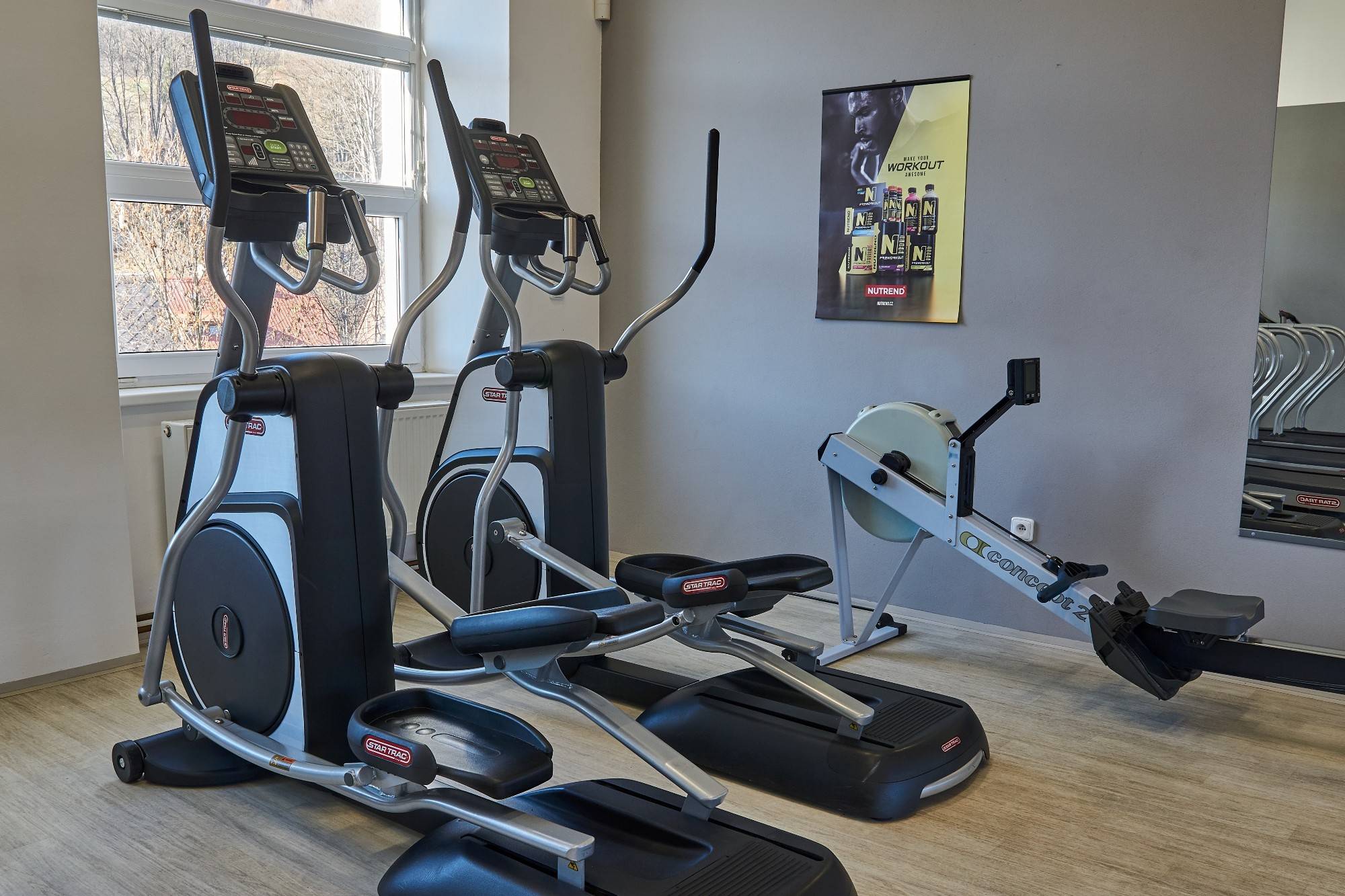 2 ks / Eliptický trenažér - Star Trac + 1 ks / Veslovací trenažér - Star Trac Concept