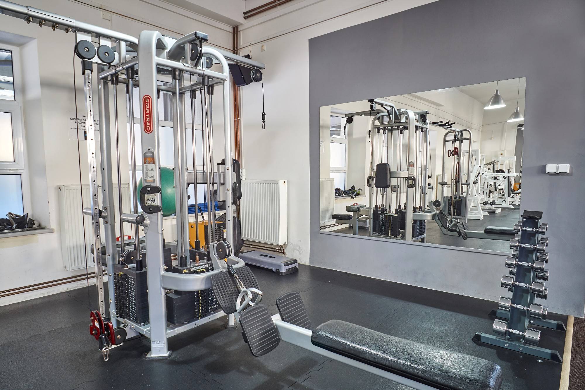 1 ks / 5-ti místná multi-posilovací věž - Star Trac